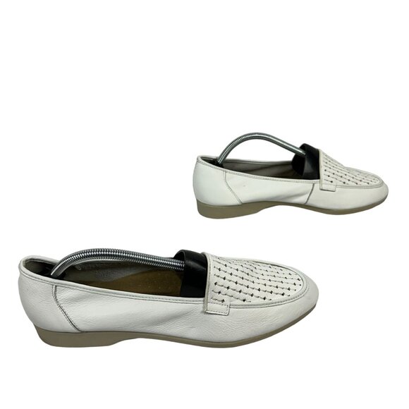 Cobbie Cuddlers Womens White Leather Woven Slip On Loafers Size M Comfort Flat - Picture 6 of 11